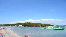 Oblázková pláž Pomer