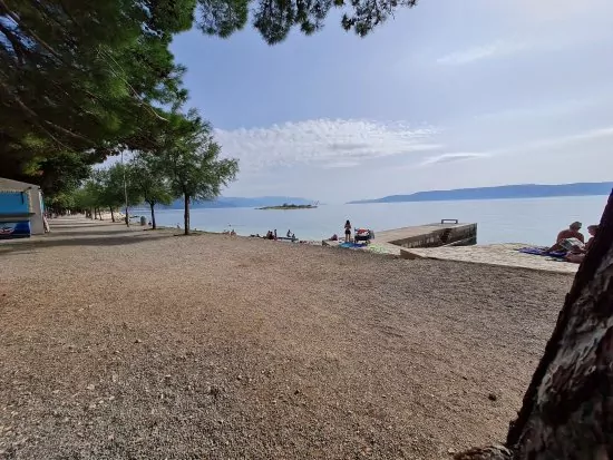 Novi Vinodolski oblázková pláž.