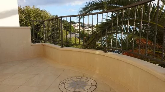 Výhled na moře z terasy apartmánu.