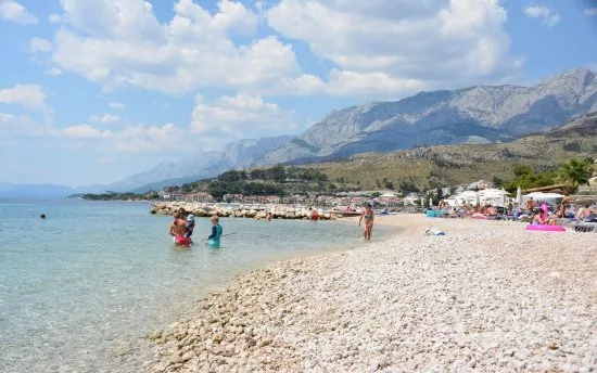 Podgora oblázková pláž.