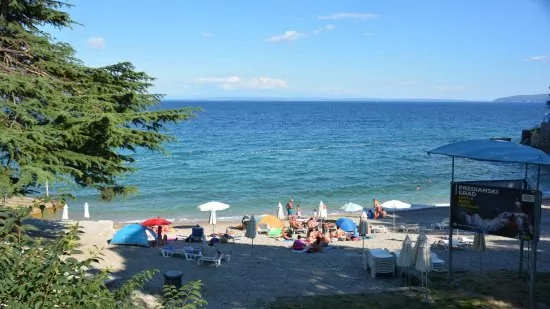 Lovran pláž Ika 1,5 km pěší chůzí.