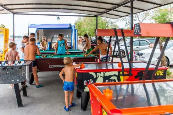 Srima dětské hřiště na pobřeží.