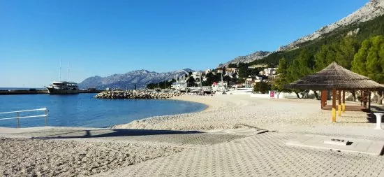 Baška Voda moře a pláž s pozvolným vstupem do moře.