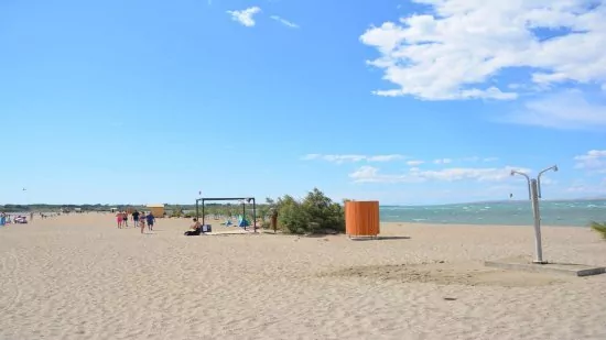 Nin písečná pláž 1,2 km pěší chůzí.