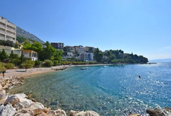 Omiš letecký pohled na pobřeží a město.