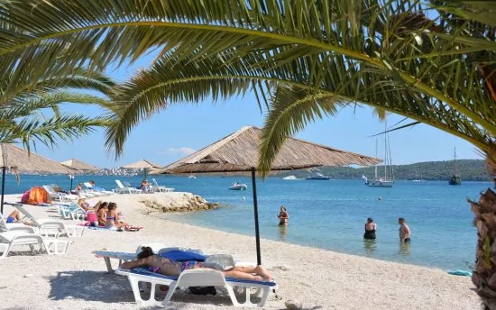 Seget Donji oblázková pláž.