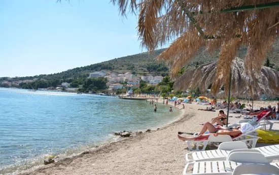 Seget Donji oblázková pláž.