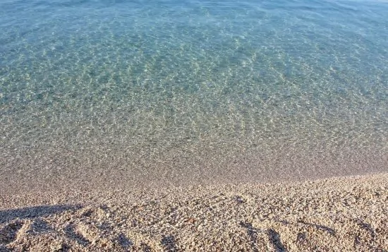 Podstrana nádherně čisté moře a oblázková pláž.