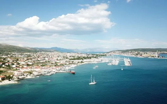 Seget Donji letecký pohled na pobřeží a moře.