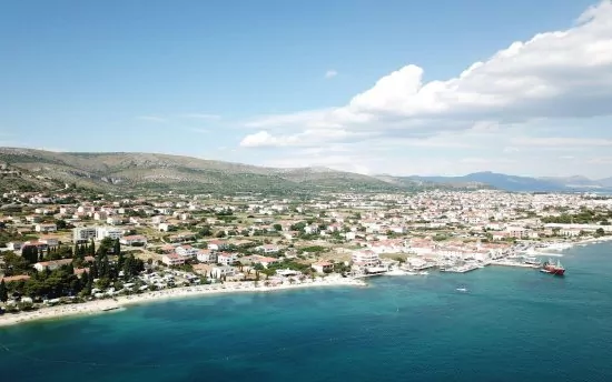 Seget Donji letecký pohled na pobřeží a moře.