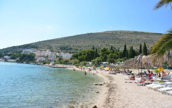 Seget Donji moře a pláž.