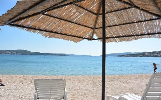 Seget Donji oblázková pláž.