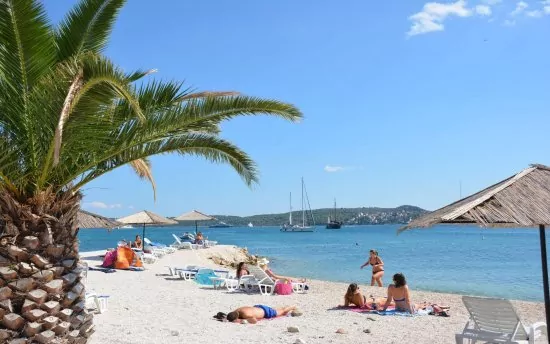 Seget Donji oblázková pláž s pozvolným vstupem do moře.