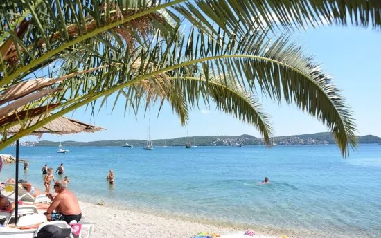 Seget Donji oblázková pláž s pozvolným vstupem do moře.