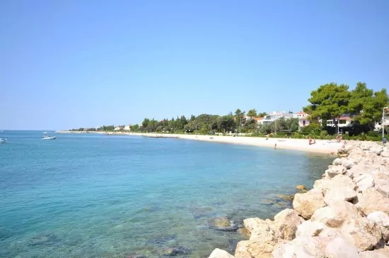 Oblázková pláž přímo před vilou.