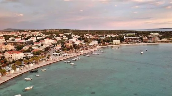 Novalja letecký pohled na pobřeží a město.