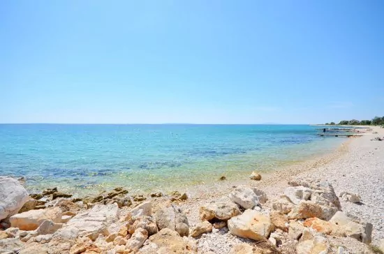 Moře a oblázková pláž přímo před vilou.