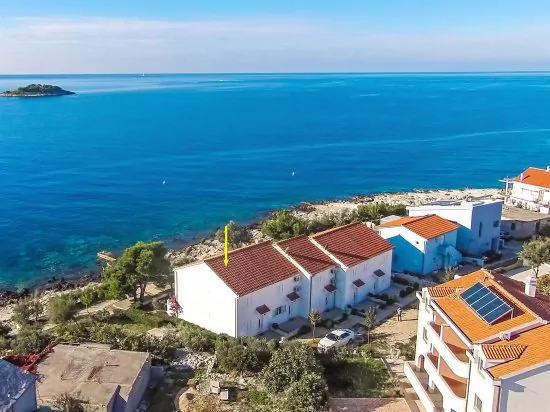 Letecký pohled na dům přímo u moře.