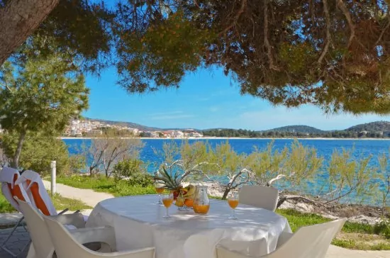 Lehátka a posezení u moře.