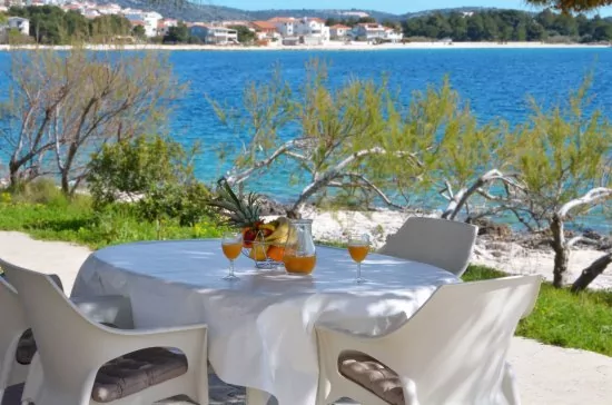 Lehátka a posezení u moře.