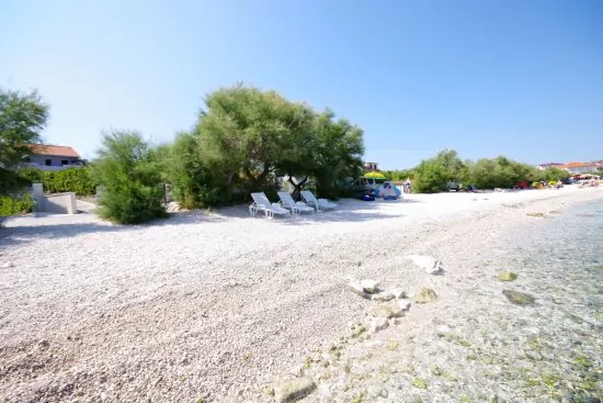 Pláž a moře přímo před domem.