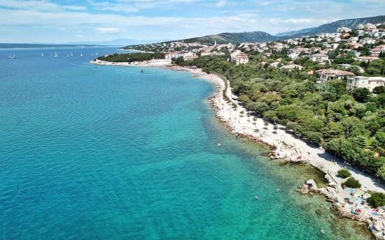 Novi Vinodolski letecký pohled na pobřeží a moře.