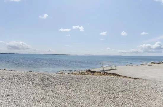 Moře a pláž s pozvolným vstupem.