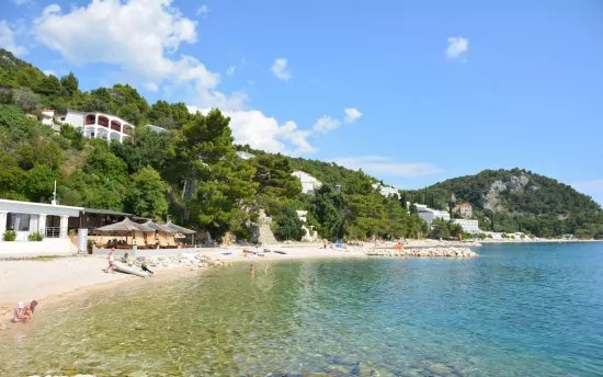 Oblázková pláž s pozvolným vstupem do moře.