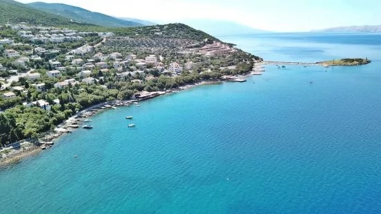 Klenovica letecký pohled na pobřeží a moře.