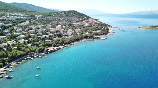 Klenovica letecký pohled na pobřeží a moře.