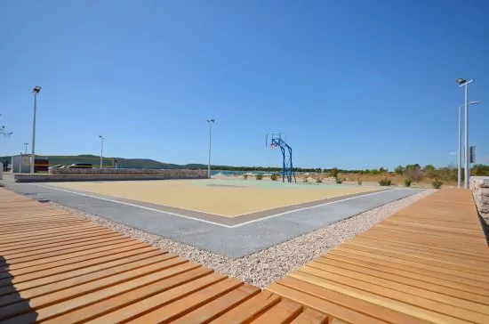 Brodarica pobřeží u pláže.