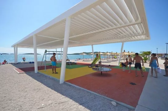 Brodarica oblázková pláž.