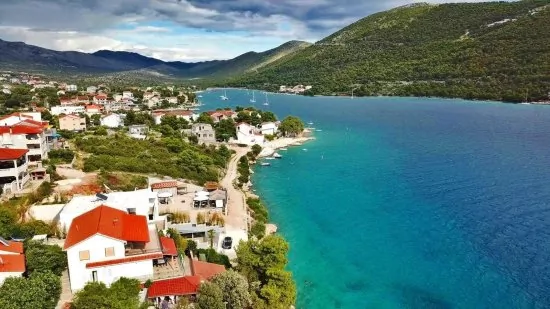 Grebaštica letecký pohled na pobřeží.