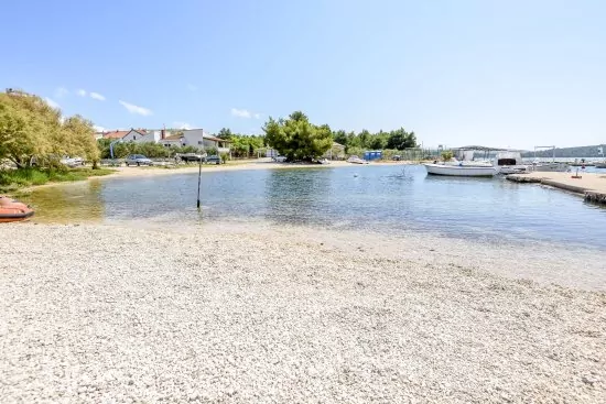 Oblázková pláž kousek od objektu.