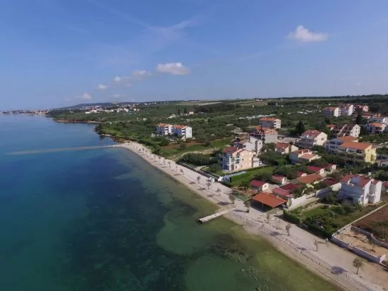 Letecký pohled na pobřeží a pláž Bošana.