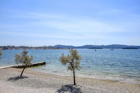 Oblázková pláž Bošana 800 m pěší chůzí.