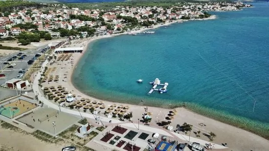 Pláž Rezalište 2,5 km pěší chůzí.