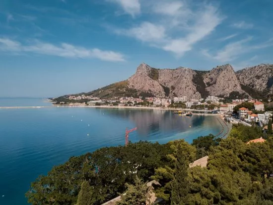 Omiš letecký pohled na pobřeží.