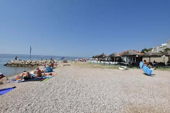 Moře a oblázková pláž 150 m pěší chůzí.