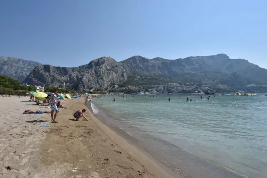 Moře a velká písečná pláž 700 m pěší chůzí.