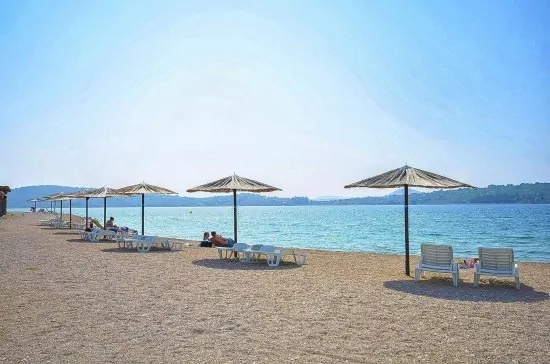 Srima moře a oblázková pláž.