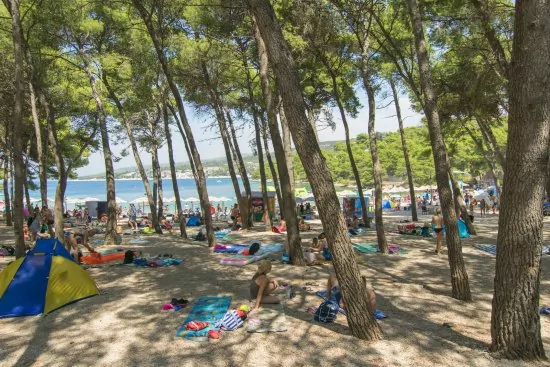 Přírodní stín na pláži Primošten