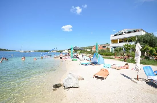 Oblázková pláž 250 m pěší chůzí.