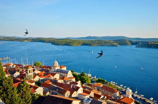 Šibenik pobřeží a moře.