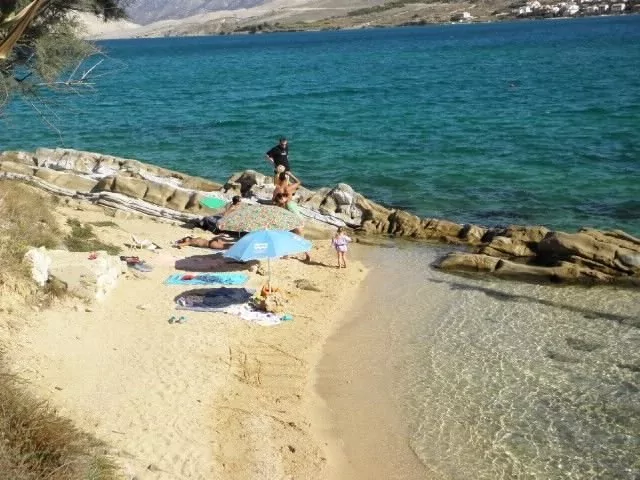 Moře a pláž pod domem.