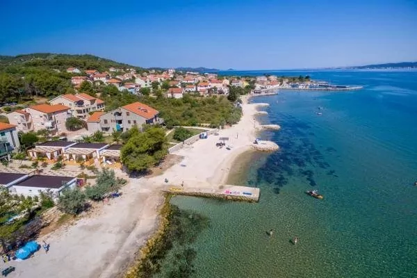 Dobropoljana letecký pohled na pobřeží.