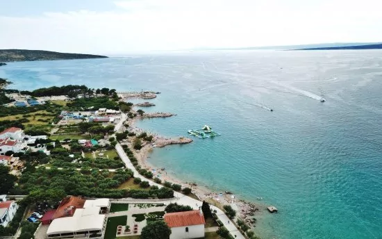 Krk - Punat letecký pohled na pobřeží a moře.