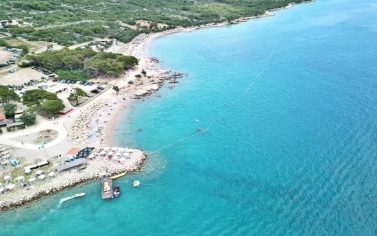 Krk - Punat letecký pohled na pobřeží a moře.