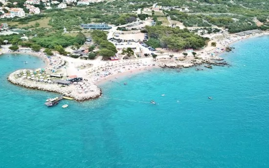 Krk - Punat letecký pohled na pobřeží a moře.