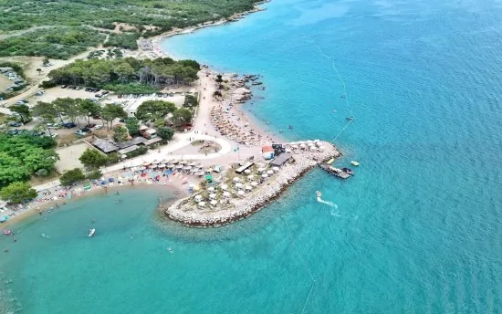 Krk - Punat letecký pohled na pobřeží a moře.